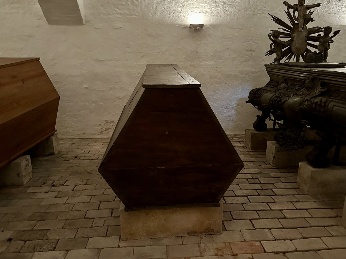 Herzog Ernst August (1688-1748) war ein raffgieriger Landesherr. Jetzt besuchte ich die #Fürstengruft in #Weimar, wo sein Sarg steht. Meine Vorfahren und den Fürsten verbindet eine ganz besondere Geschichte. Mehr dazu im Blog: familienarchiv-stein.de/wie-der-herzog… #Ahnenforschung #Genealogy