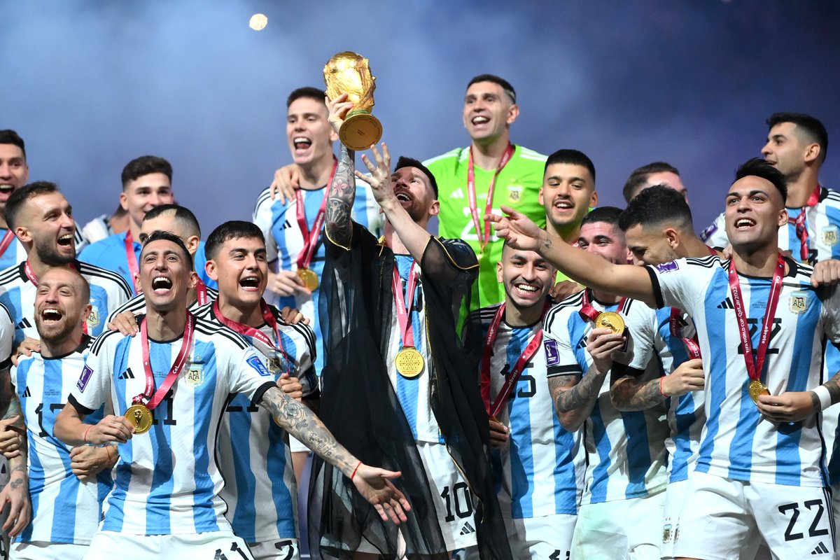 ⚽️Campeón del Mundo
⚽️Campeón de América
⚽️Campeón Mundial S20
⚽️Campeón Olímpico
⚽️Campeón Finalissima
⚽️Más PJ jugados en Mundiales
⚽️Superó en goles en Mundiales a Pelé
⚽️Único en marcar en grupos, 8vos, 4tos, SF y final
⚽️MVP
Lionel Messi. 
GOAT.