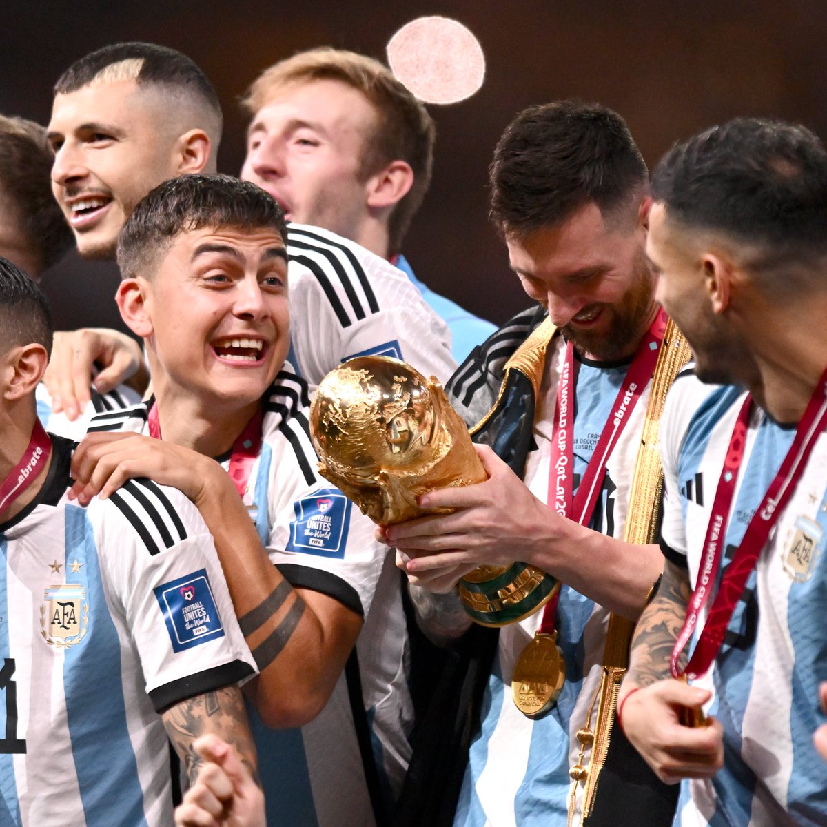 Dybala riéndose en lugares. 😃