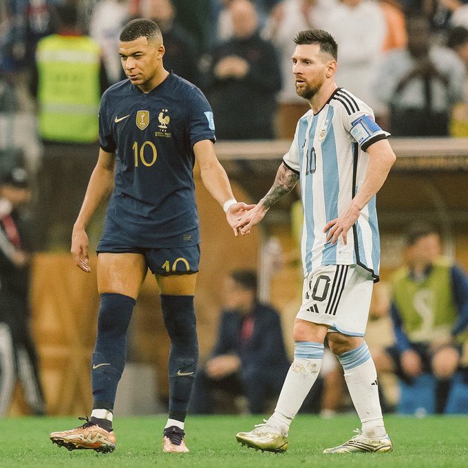 pragyapandeyIND's tweet photo. What an absolute humdinger of a match! The never-say-die attitude of #France &amp; #Mbappé's Hat-trick made it one of the best world cup finals ever.Congratulations to #Argentina #Messi𓃵 on winning the #FIFAWorldCup     Two legends in one frame. Respect President @EmmanuelMacron https://t.co/grybG6RUSH