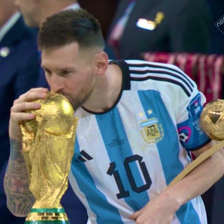 versace_venom's tweet photo. MESSI IS CAMPEÓN DEL MUNDO! 🇦🇷🥹🎉

#FIFAWorldCup #ArgentinaVsFrance #WorldCupFinal #Messi𓃵 https://t.co/TClmdCt7VJ