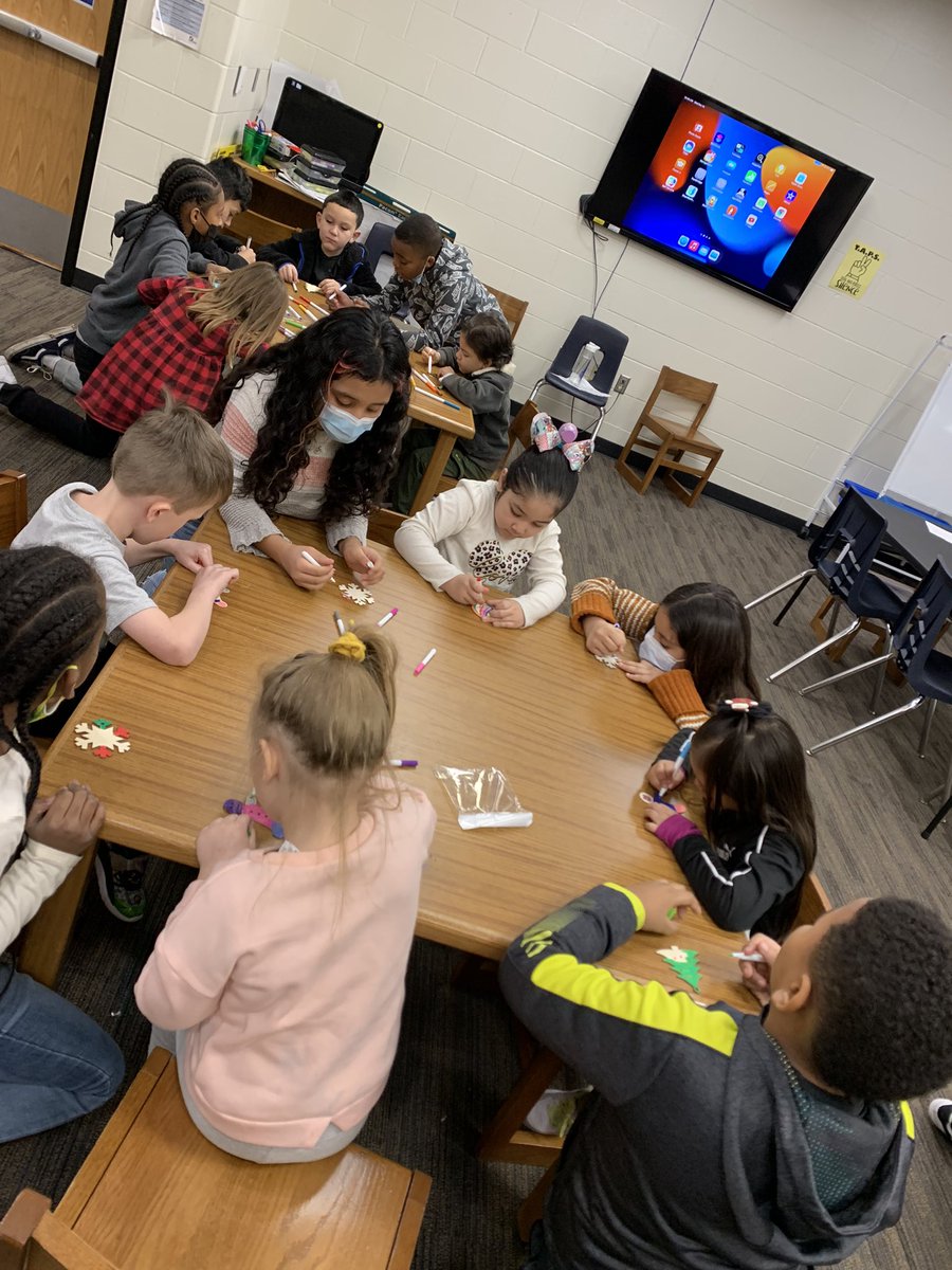 Chastain4HG's tweet photo. Decorating ornaments… @HazelgroveKck #greenhouse https://t.co/TYFpzoeMrf
