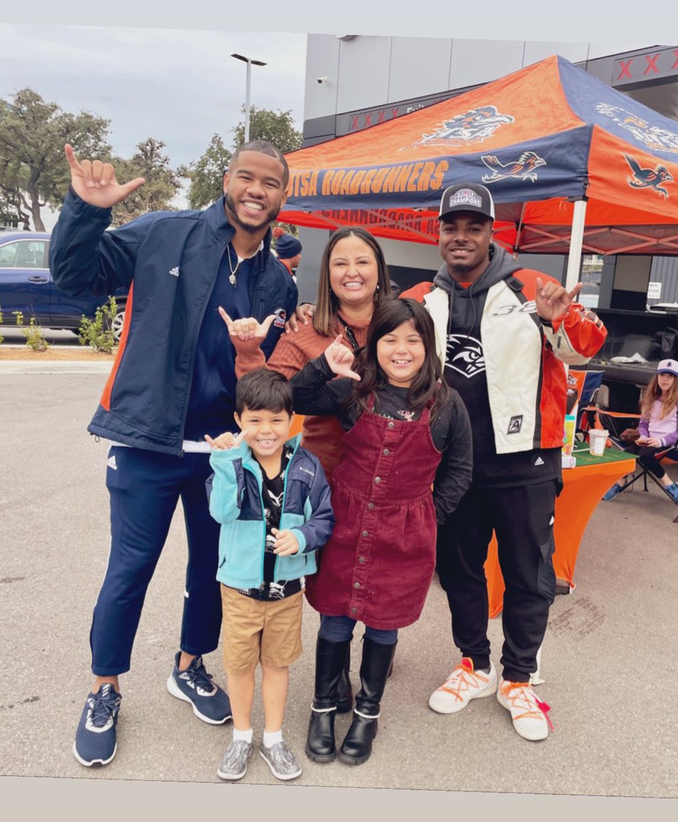 Screaming on the inside! Love all that these kids (the big kids) have done for UTSA pride! <a href="/UTSAFTBL/">UTSA Football 🏈</a> <a href="/thefrankharris/">Frank Harris</a> <a href="/RashadWisdom/">Rashad Wisdom 🖤</a>