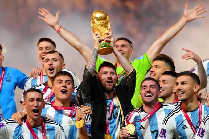 ADHIROOPAN's tweet photo. உன் கைகளில் ஏந்தும் போது தான் இந்த கோப்பையே அழகாகிறது... love you messi... https://t.co/8hxAFK3Zxq