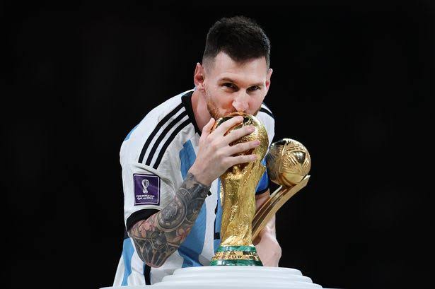 ADHIROOPAN's tweet photo. உன் கைகளில் ஏந்தும் போது தான் இந்த கோப்பையே அழகாகிறது... love you messi... https://t.co/8hxAFK3Zxq
