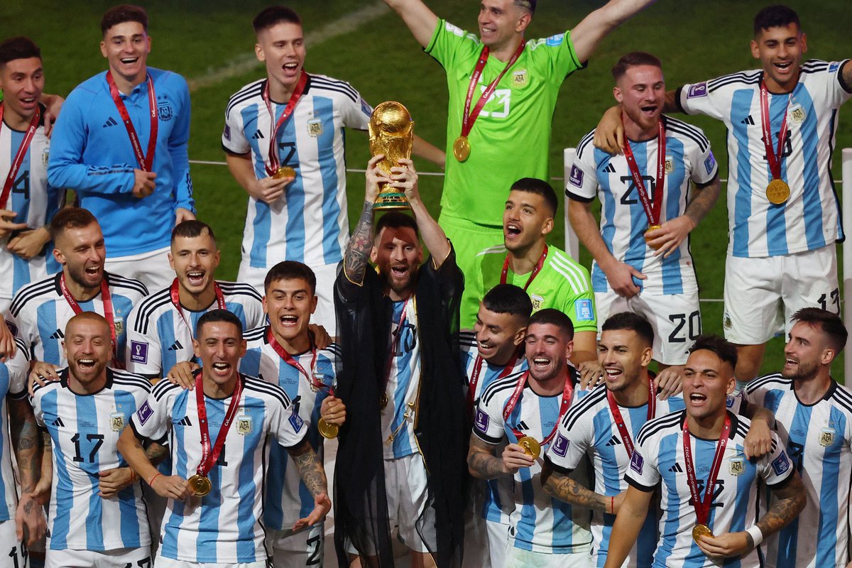 الشيخ ليونيل ميسي يرفع كأس العالم 👑🏆🇦🇷