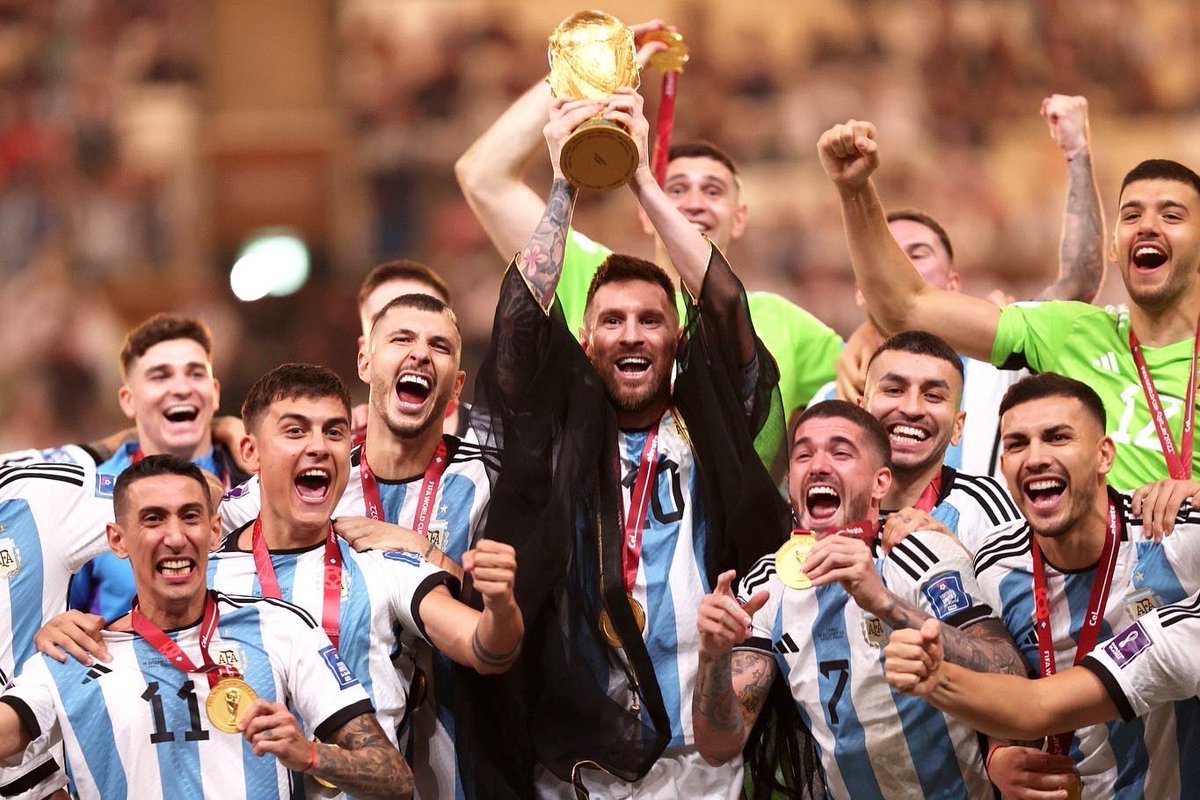paraexotica's tweet photo. Lionel, somos campeones otra vez. Ya tenemos la copa, llegó la tercera y la gloria eterna a la Scaloneta 🇦🇷 https://t.co/5wdbfCEVLa