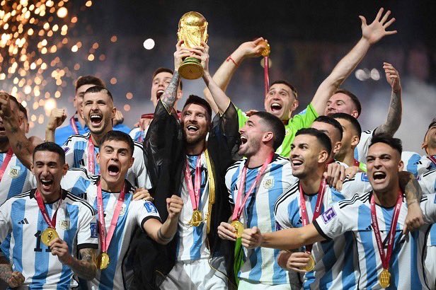 paraexotica's tweet photo. Lionel, somos campeones otra vez. Ya tenemos la copa, llegó la tercera y la gloria eterna a la Scaloneta 🇦🇷 https://t.co/5wdbfCEVLa