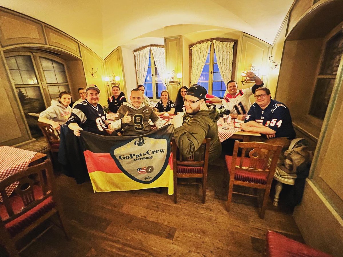gopatscrew's tweet photo. @ransport #ranNFL…
Na dann grüßen wir doch auch mal. Weihnachtliche grüsse von der #GoPatsCrew Germany, ins Studio zu @Max_Zielke @RomanMotzkus und #JanStecker.
#ForeverNE #GoPats @ProSieben #ranNFL #NFL #Patriots ^db https://t.co/rtRFwRMxAM