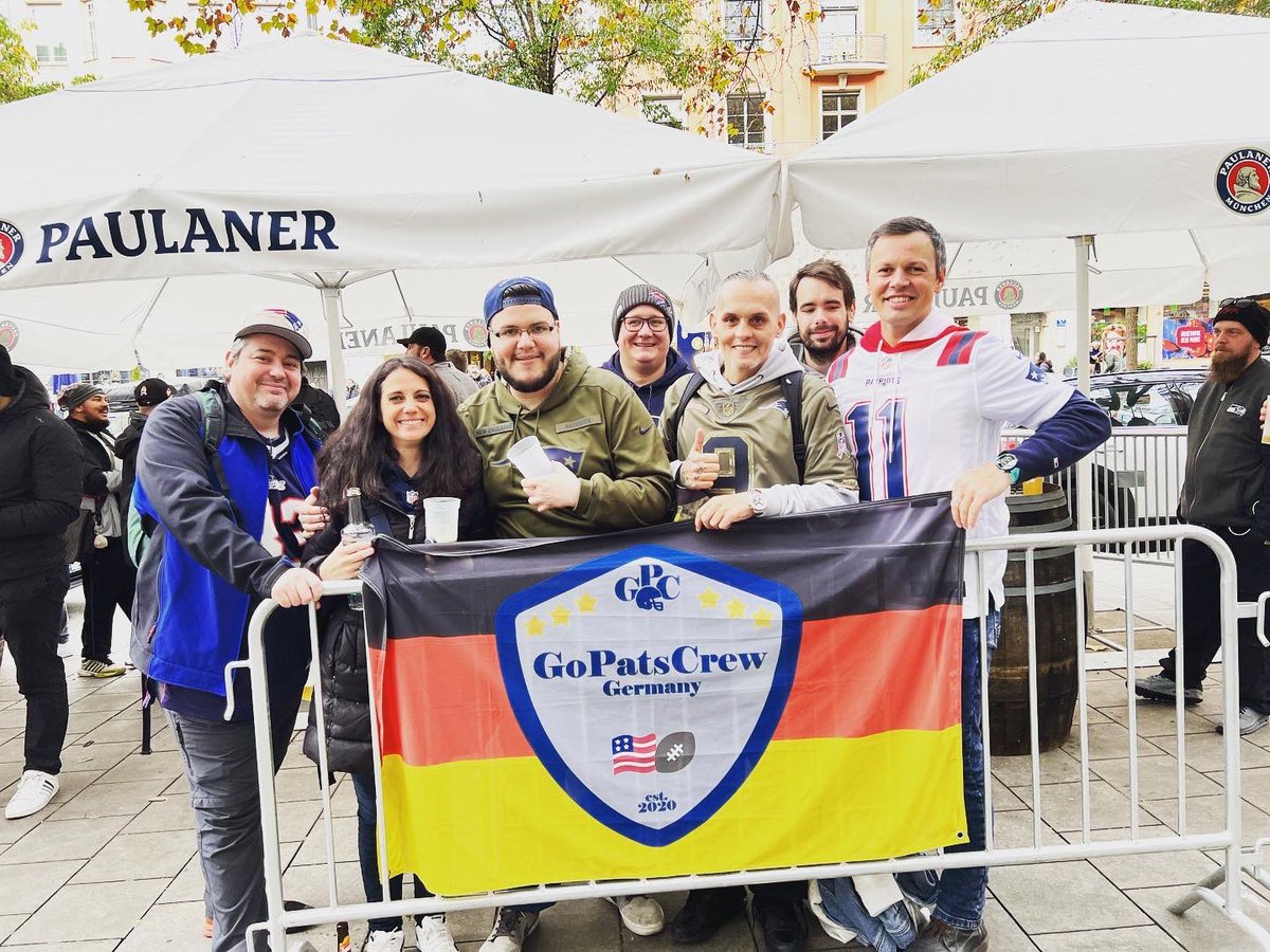 gopatscrew's tweet photo. @ransport #ranNFL…
Na dann grüßen wir doch auch mal. Weihnachtliche grüsse von der #GoPatsCrew Germany, ins Studio zu @Max_Zielke @RomanMotzkus und #JanStecker.
#ForeverNE #GoPats @ProSieben #ranNFL #NFL #Patriots ^db https://t.co/rtRFwRMxAM