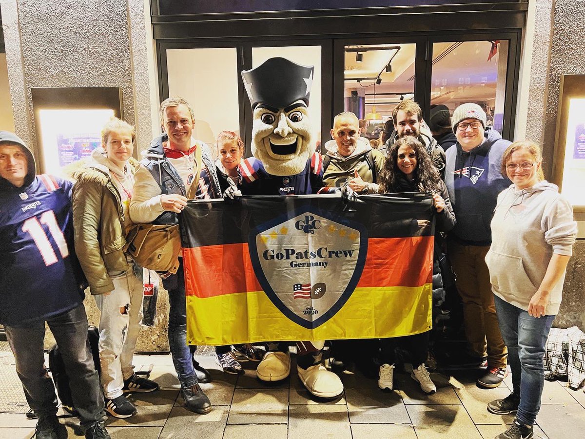 gopatscrew's tweet photo. @ransport #ranNFL…
Na dann grüßen wir doch auch mal. Weihnachtliche grüsse von der #GoPatsCrew Germany, ins Studio zu @Max_Zielke @RomanMotzkus und #JanStecker.
#ForeverNE #GoPats @ProSieben #ranNFL #NFL #Patriots ^db https://t.co/rtRFwRMxAM