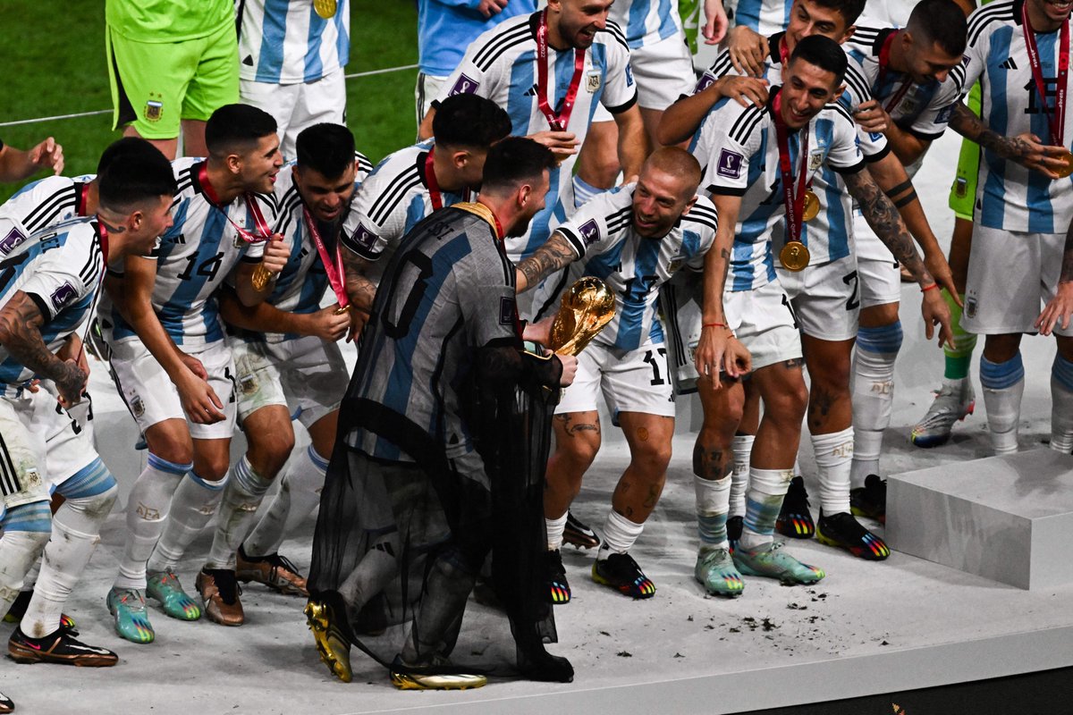 JacobsBen's tweet photo. For those asking, the robe Messi was wearing on the podium is a bisht. It's ceremonial rather than royal. It's usually worn by dignitaries at weddings and other formal occasions. https://t.co/Ms8rzwHGcX