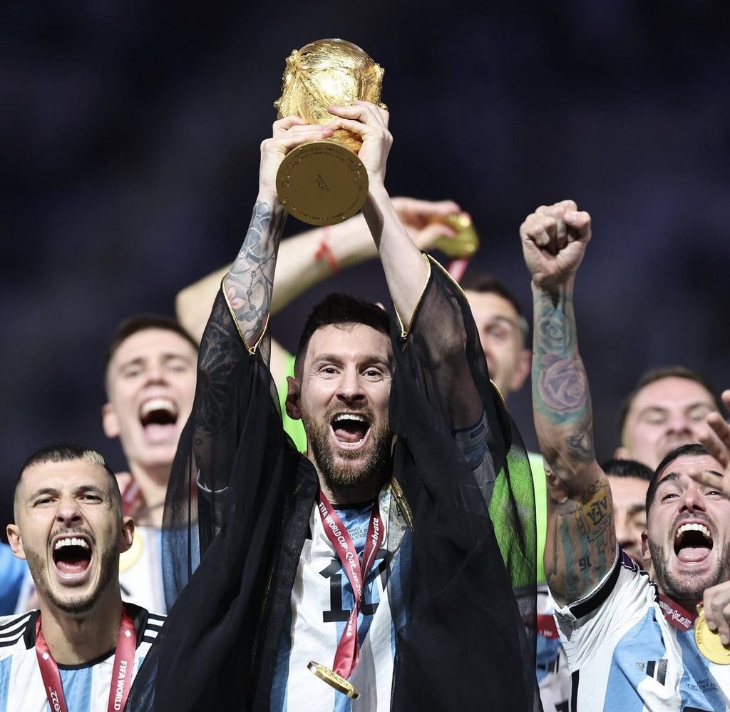 alishall96's tweet photo. الارض أرضك، الزمان زمانك، الملعب ملعبك، الكأس كأسك والبشت بشتك. 
هنيئا لك يا ليو وهنيئاً لمحبي كرة القدم في كل أنحاء العالم. أمتعنا وجمعتنا وأحييت فينا روح الأمل والقيادة.

#ميسي https://t.co/qLbf0vSwbl