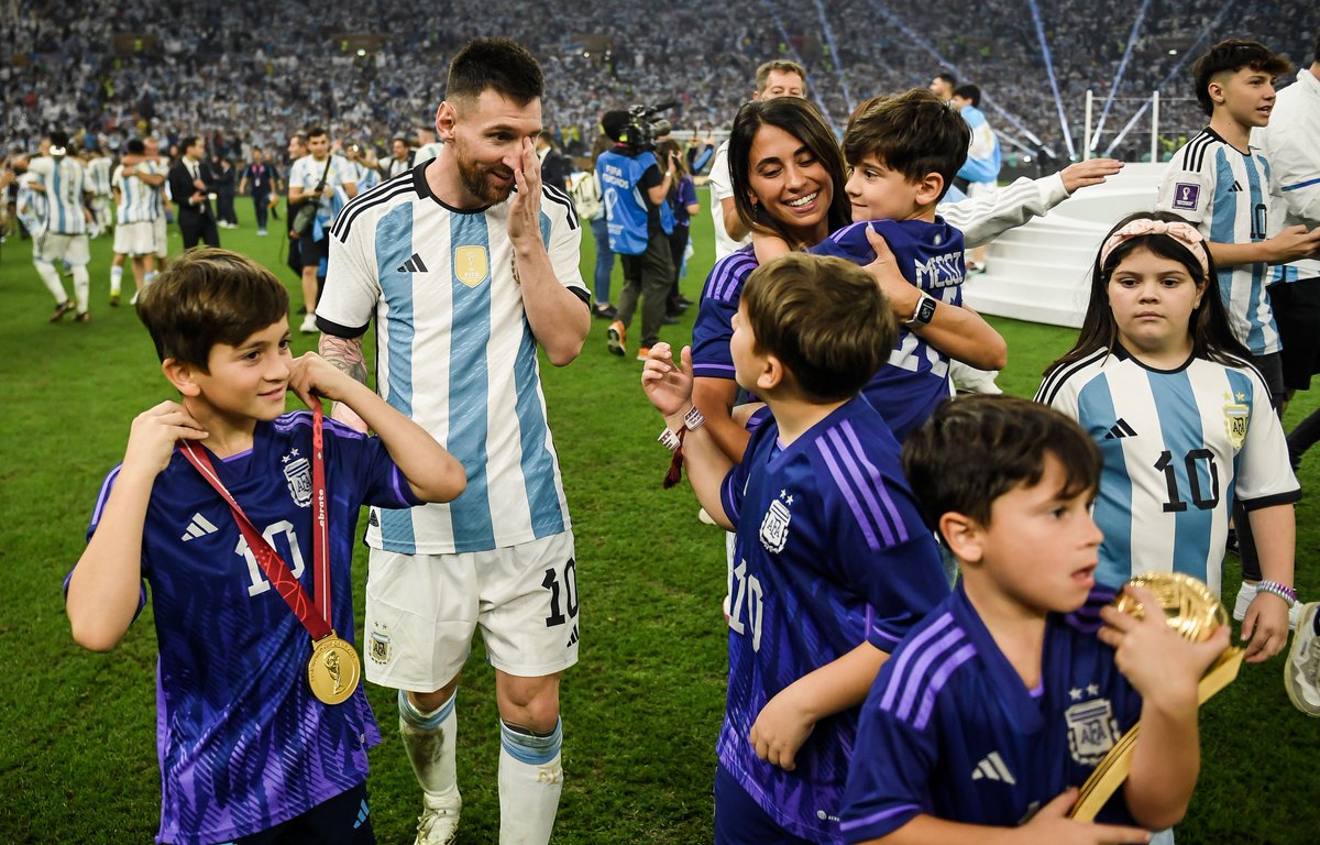 RoyNemer's tweet photo. Lionel Messi with his family. https://t.co/P6NVEz3Rwg