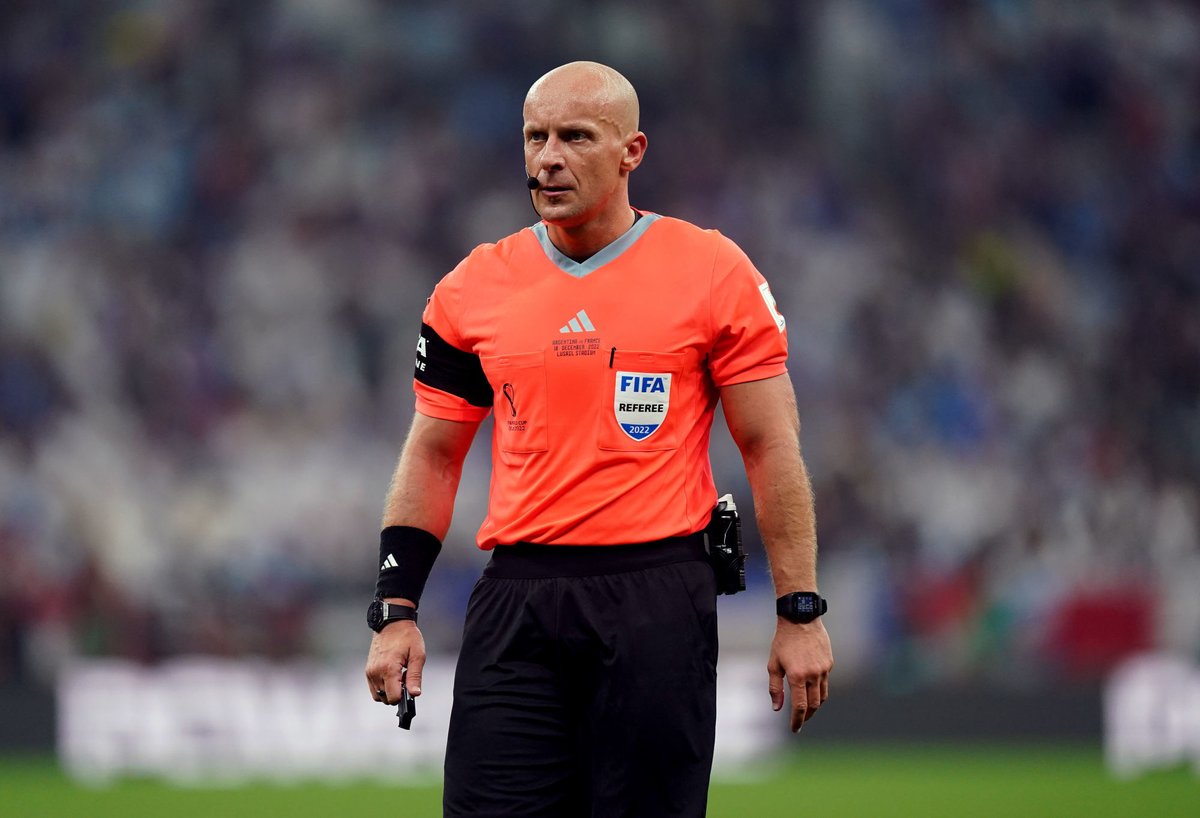 ActuFoot_'s tweet image. Szymon Marciniak, arbitre de la finale, obtient une note de 2 par @lequipe.