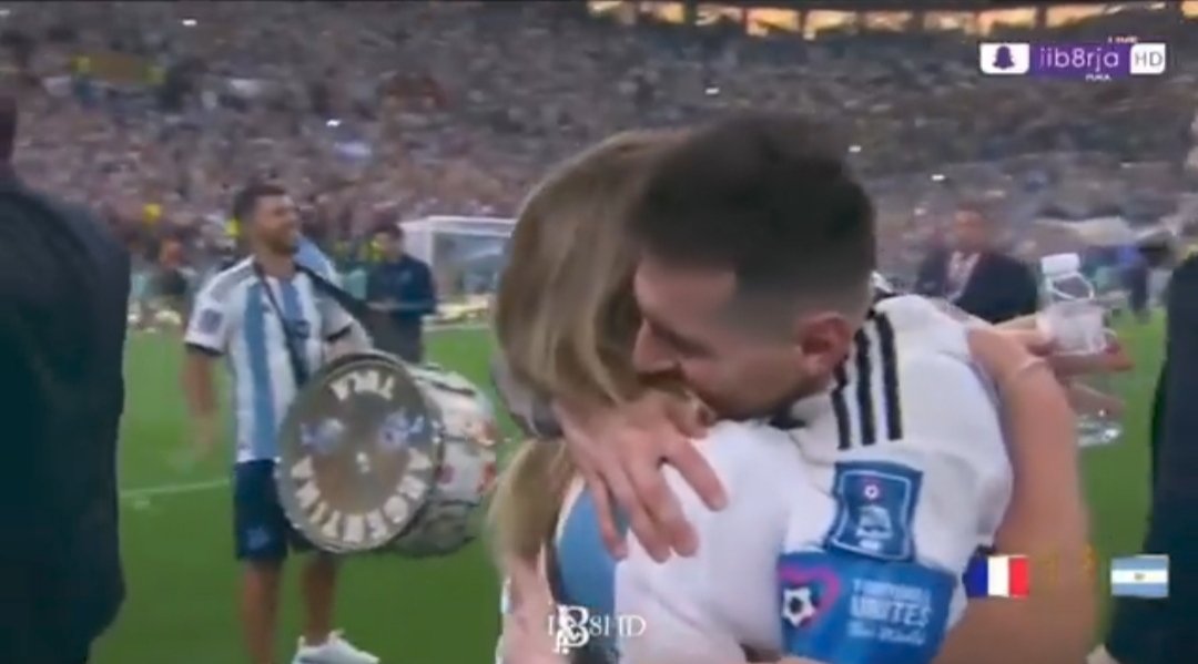 *Gana Argentina*
Todos: "Ay que bien, que bonito el abrazo"
El Kun con su bombo:😃🥁