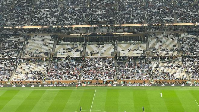 La_Lokomotora's tweet photo. 6500 muertos construyendo los estadios, gente gastándose los ahorros de toda la vida para ver este partido y gradas vacías durante la disputa de la final. Otra imagen que resume un Mundial obtenido mediante sobornos para blanquear a una tiranía teocrática https://t.co/tF81o6W4Yj