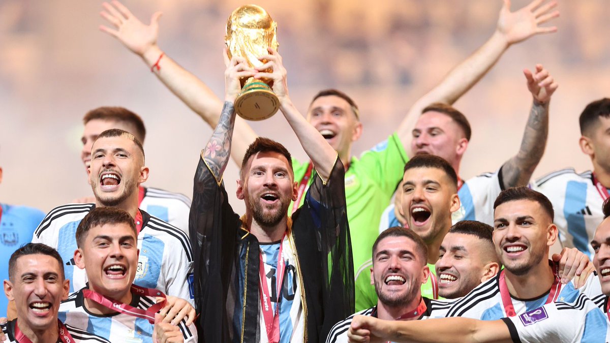 usetvgof's tweet photo. Argentina and Lionel Messi lift the World Cup trophy https://t.co/AS7bwuX1jT