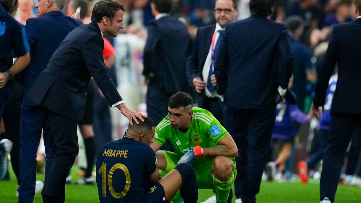 usetvgof's tweet photo. France's President Emmanuel Macron and Argentina goalkeeper Emiliano Martinez comfort Kylian Mbappe at the end of the World Cup final https://t.co/pAQM9er30c