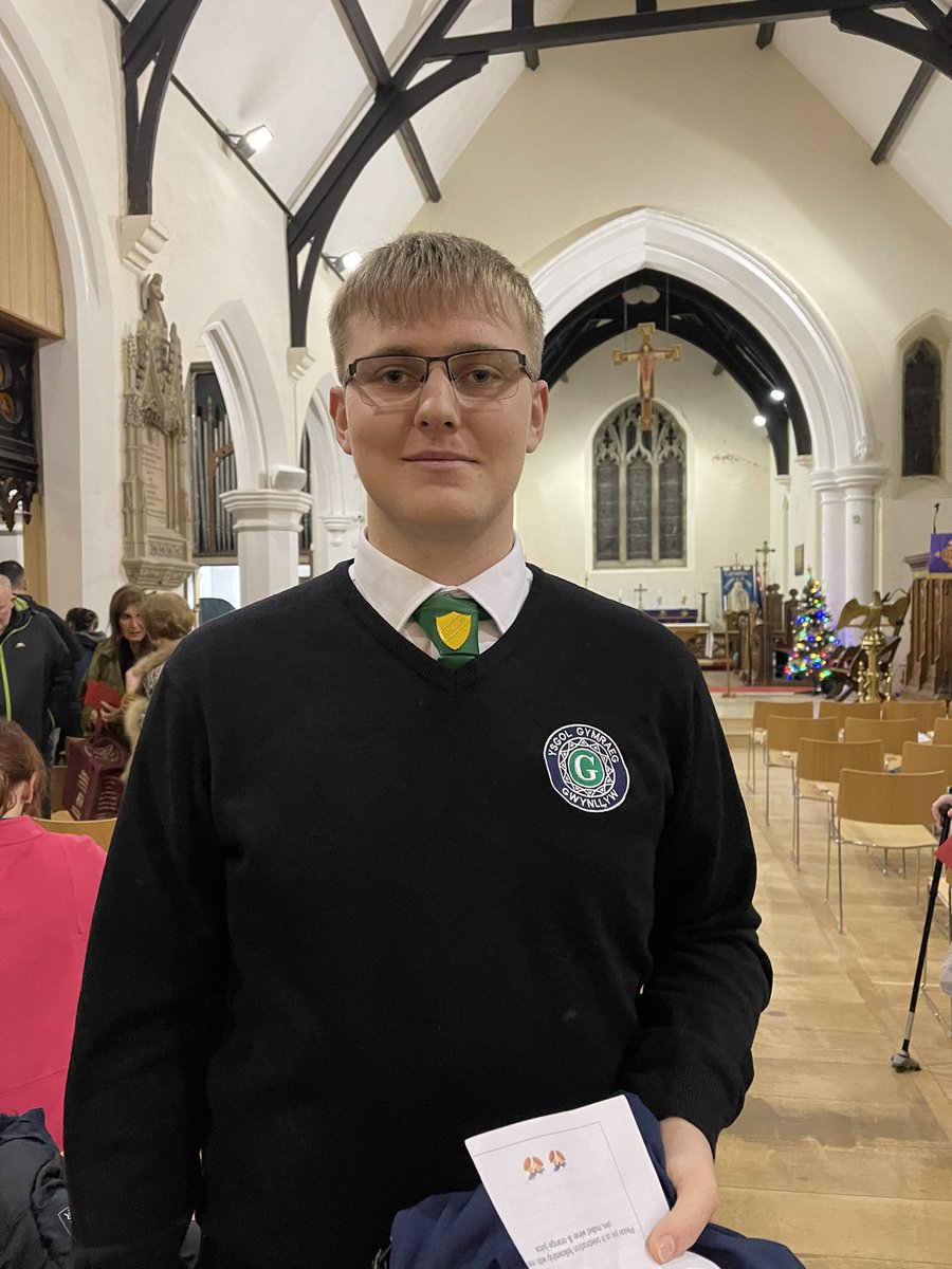 MissHRogersYGG's tweet photo. Mi oedd yn fraint mynychu Gwasanaeth Nadolig  @cadoc_st  heno yng nghwmni @NickTorfaen  a chlywed Ieuan, Prif Swyddog @YsgolGwynllyw yn darllen mor huwadl yn y Gymraeg yn ein cymuned. Honoured to attend the Christmas Service this evening at out local church.#cymuned #perthyn https://t.co/HF1ITuG78Q