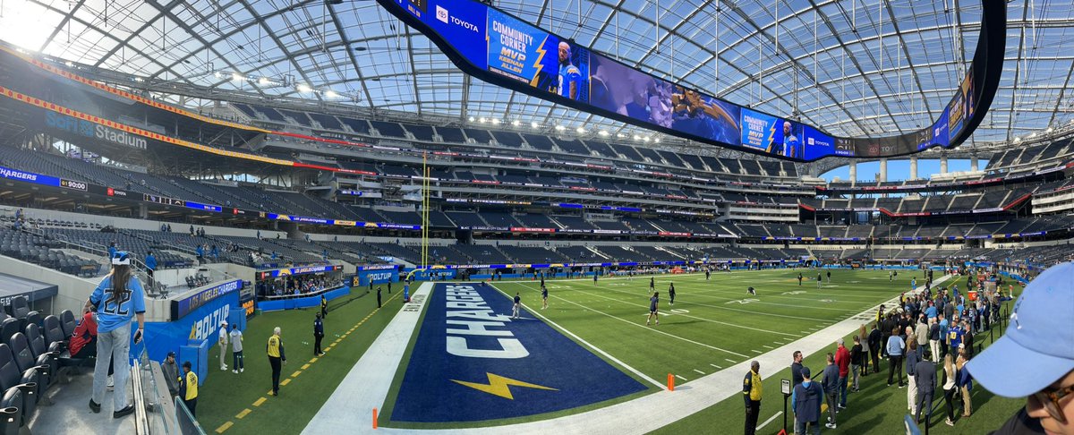 BaldFadeKilla's tweet photo. A beautiful day in LA! #titans #TitanUp ⚔️🔥⚔️ https://t.co/8gRMa5ZMah