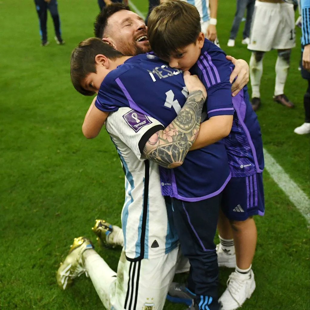 ReviewsOutNow's tweet photo. Loved every bit of this Masterclass finale, bit of emotional too for messi after that much hardwork he finally get what truly should have come into his hands way before but today was the day it came true, forgot 14' coz 22 is the best year now 
#Messi #Martinez #Argentina #Mbappe https://t.co/sKaNjQU8x8