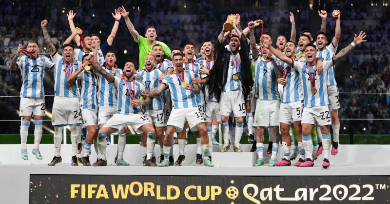 Atleti's tweet photo. 🏆🙌🏻 Por segunda vez en la historia, y de manera consecutiva, tres jugadores levantaron la Copa del Mundo siendo futbolistas de nuestro club 🔴⚪

¡Enhorabuena, De Paul, Molina y Correa! 💪🏻