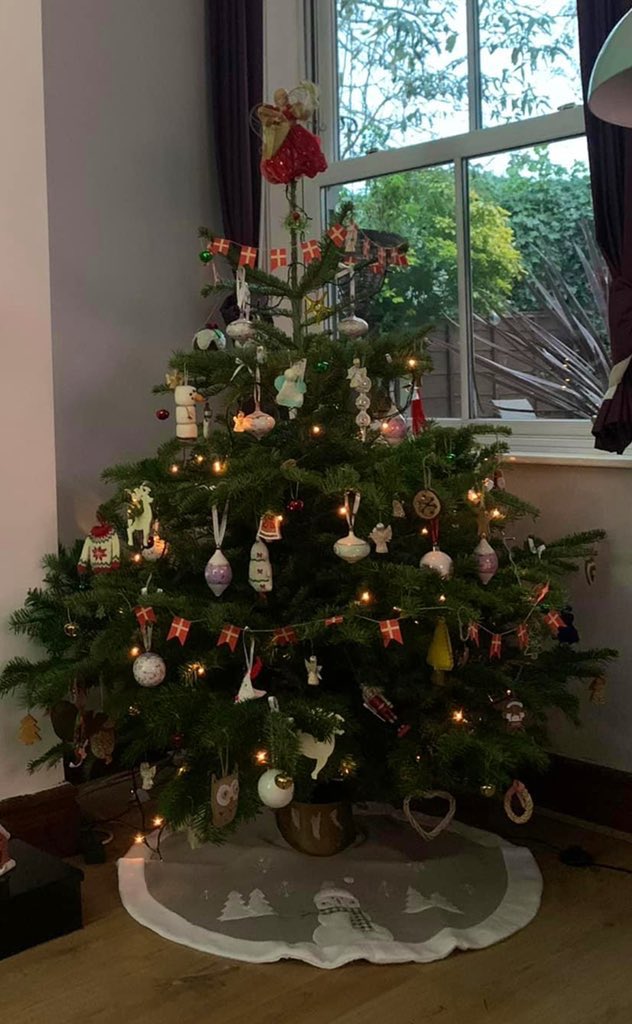 Chloe__797's tweet photo. 2022 Christmas tree ready to be judged! Hoping the Wedgwood ceramic baubles win some points 🤞🏻🎄 #pickytree @williamhanson https://t.co/LvkEJqgnJq