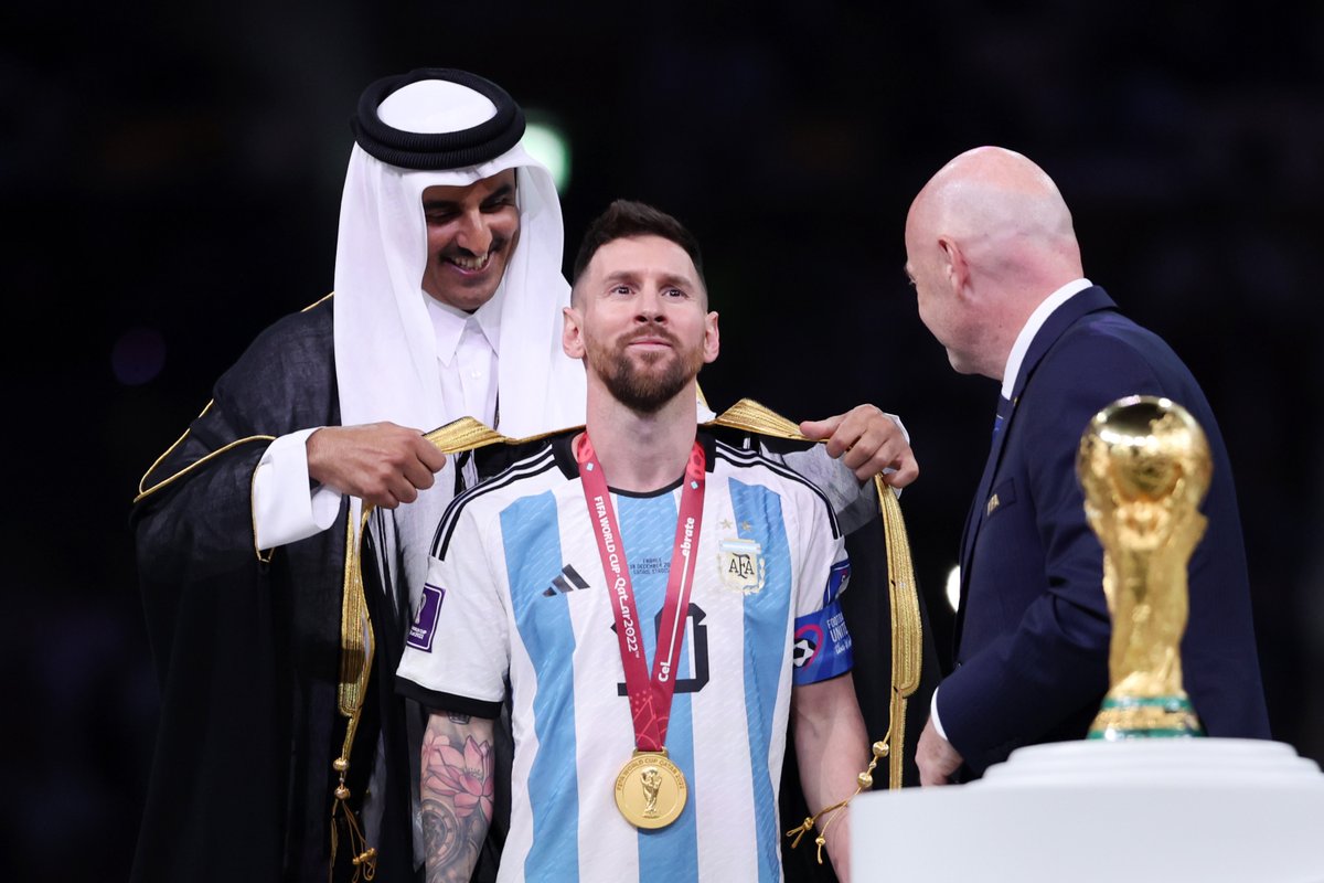 ابتسامة ميسي لا تخلو من الفخر 😌

نعم هو اليوم وأخيرًا بطلًا لكأس العالم FIFA وجلب الذهب للأرجنتين 🇦🇷🏆

استحق تكريمًا قطريًا من الشيخ تميم بن حمد الثاني وتحية من جياني إينفانتينو 👏

#كأس_العالم_FIFA | #قطر2022 | <a href="/TeamMessi/">Team Messi</a> | <a href="/Argentina/">🇦🇷 Selección Argentina ⭐⭐⭐</a>
