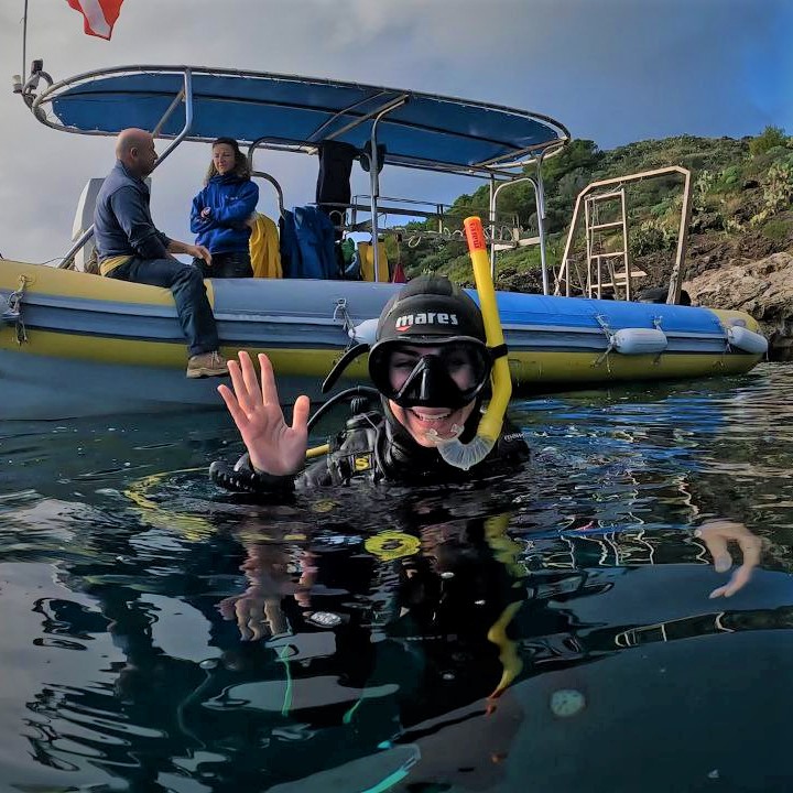 marenostrumdive's tweet photo. It's still 𝐃𝐞𝐜𝐞𝐦𝐛𝐞𝐫 𝐃𝐢𝐯𝐢𝐧𝐠 𝐢𝐧 𝐔𝐬𝐭𝐢𝐜𝐚, with more individual scuba training for a student choosing to complete her OWD course on the island benefiting customized services. Water temperature is getting cooler yet no one is complaining... look at those bathing! https://t.co/sYTGZY9ls3