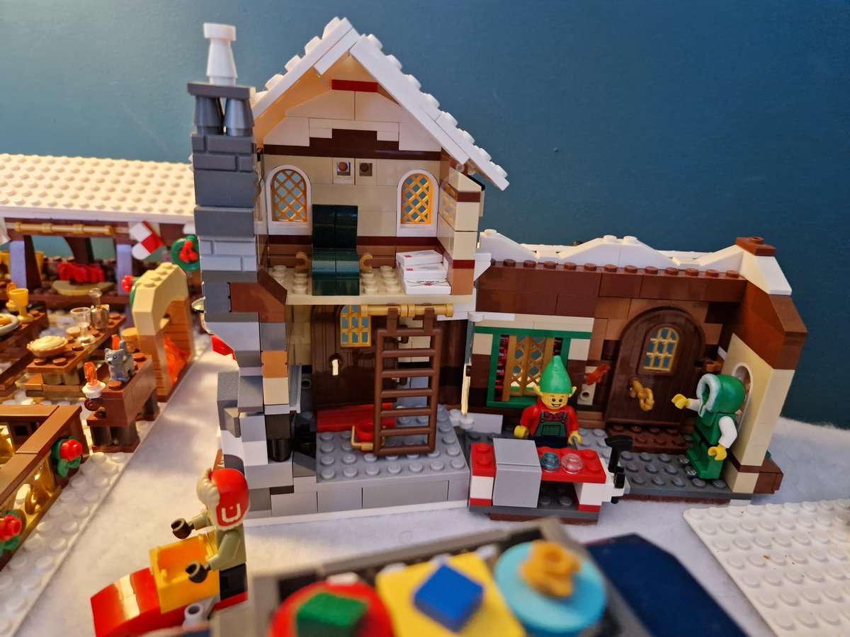 buttonmoon21's tweet photo. @SimBadd64 @LEGO_Group I have a similar love for Christmas Lego! Recently, a pupil ruined my day by pointing out that an ice rink should be white, not blue. #legofail #true https://t.co/tzD5tWYdia