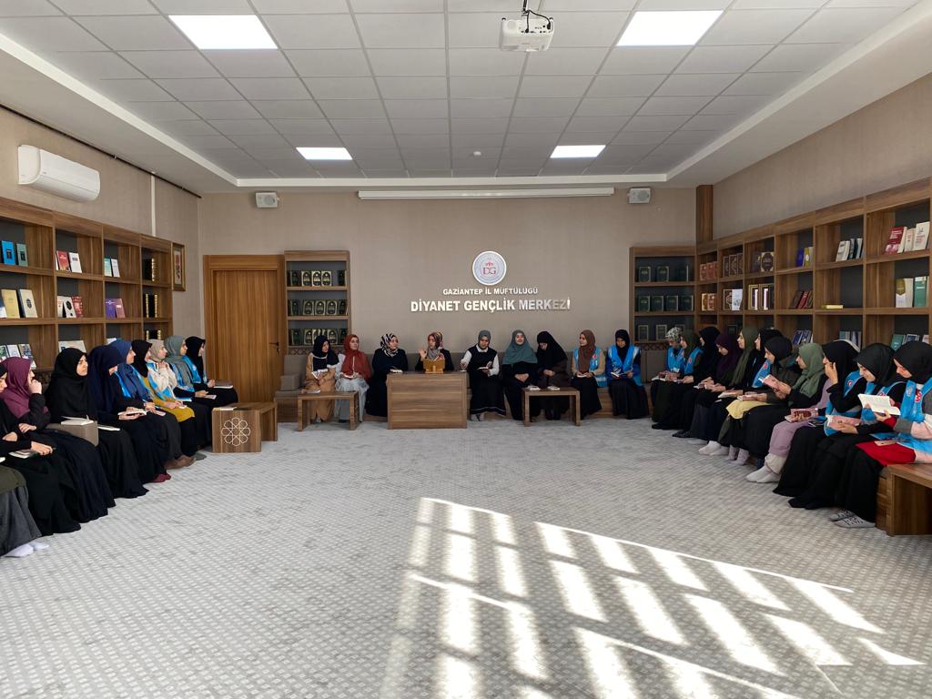 Gaziantepgendi1's tweet photo. Samimiyet, istikamet ve ehliyet üzerine çıktığımız bu kutlu yolda,
göz aydınlığı gençlerimizle
#ERUSLU DİYANET GENÇLİK MERKEZİ'mizde buluştuk. Ufkumuzu genişleten, uhuvvettimizi ziyadeleştiren, uhdemizi bizlere hatırlatan bir kamptı
📍GENÇ AKADEMİ TEMATİK OKUMA KAMPI-3 https://t.co/Gu9kQw4avf