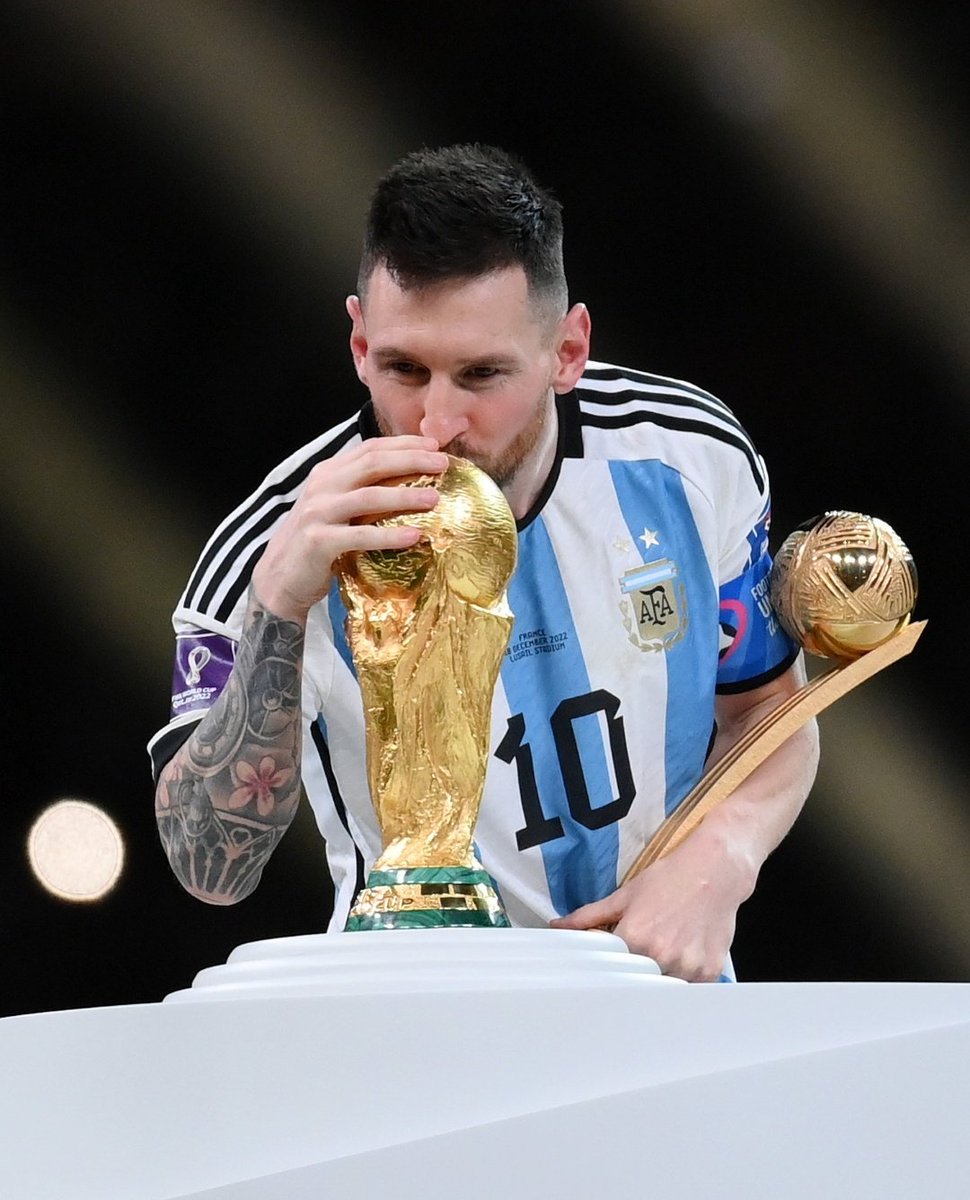 ScoutNet_in's tweet photo. No one in the world deserves it more than him.
Truly was a match to be remembered for ages to come.

VAMOS ARGENTINAAAA🇦🇷❤️

#ArgentinaVsFrance #FIFAWorldCup https://t.co/HFBWfbpCCV