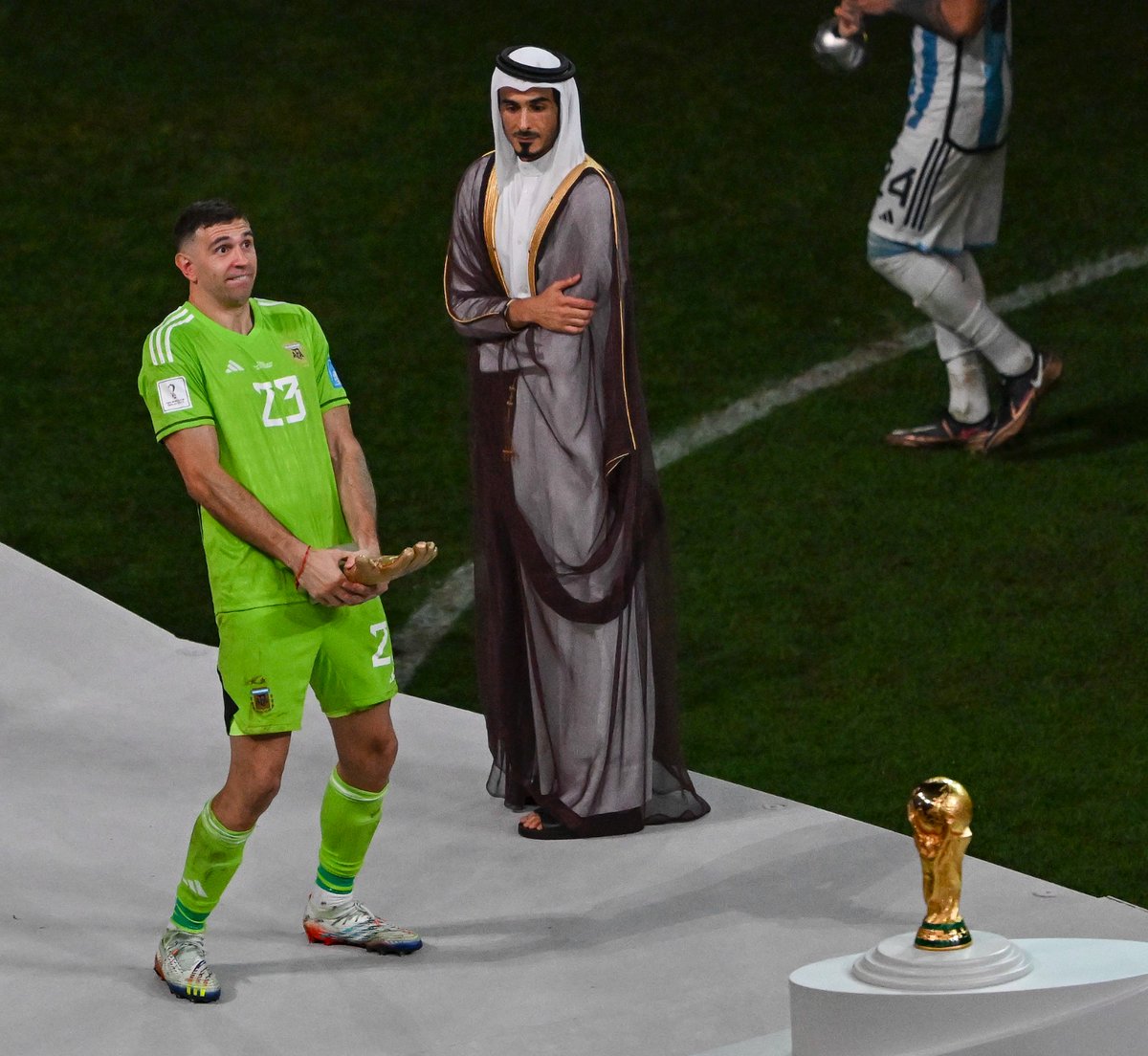 sofoot's tweet image. Tu connais la blague du mec qui a 5 bites ? 
Son slip lui va comme un gant.