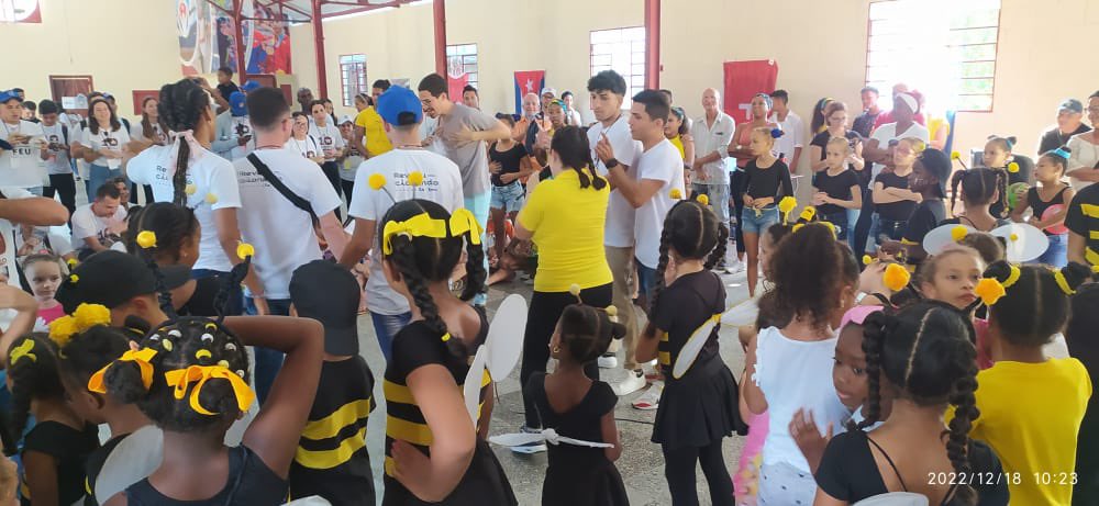 FeuMedica's tweet photo. Demostrando que la FEU de hoy está #RevolucionandoElBarrio y marchando con paso firme hacia la construcción de un futuro mejor para Cuba🇨🇺👏🏻. https://t.co/JzTe6kR6Th
