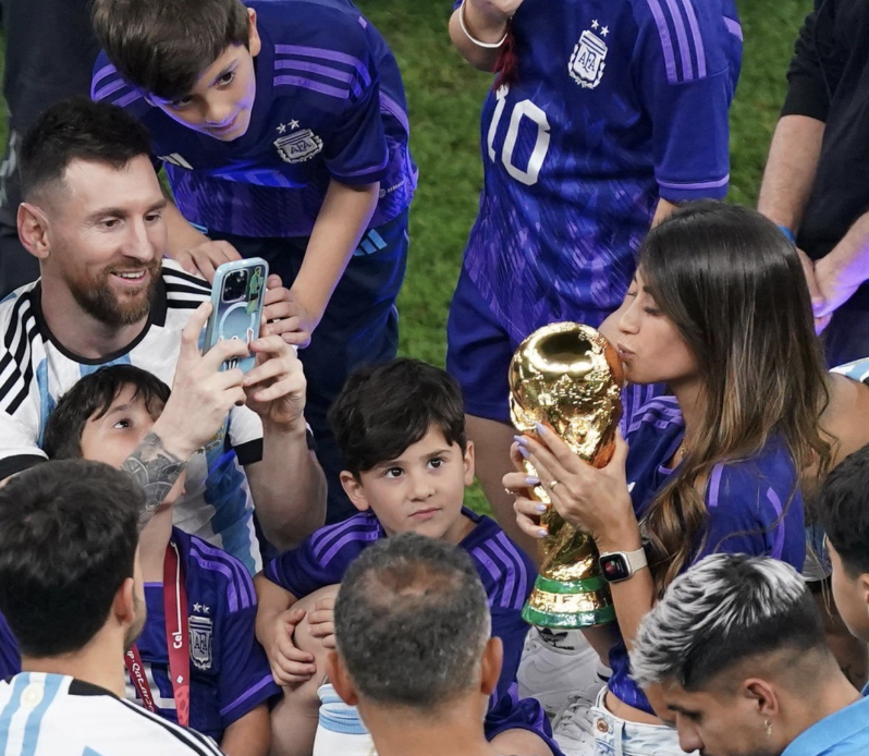 ArgentinoSomos's tweet photo. LA REYNA!

Que foto mirelenlo a Messi por dios

Como no vas a llorar, como no te vas a emocionar!
sacandole una foto a su otra hermosura!

ES NUESTRA
ES DE EL
VAMOS CARAJO
NO LO PUEDO CREER
TE AMO SELECCIÓN
GRACIAS POR TANTO
GRACIAS SCALONETA

🇦🇷🇦🇷🇦🇷🇦🇷🇦🇷🇦🇷🇦🇷🇦🇷🇦🇷🇦🇷🇦🇷🇦🇷🇦🇷🇦🇷🇦🇷🇦🇷🇦🇷 https://t.co/KKkNsudNJx