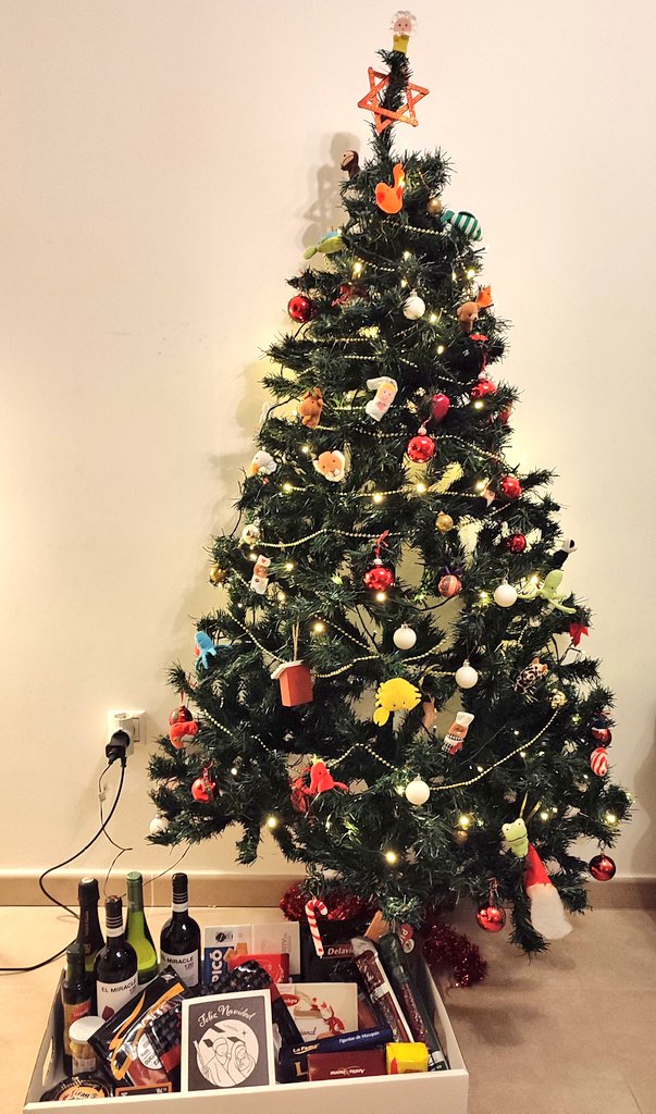 - suena Elvis ✅
- ponemos el árbol ✅
- ha llegado la cesta  de la empresa ✅

¡Ya es navidad!