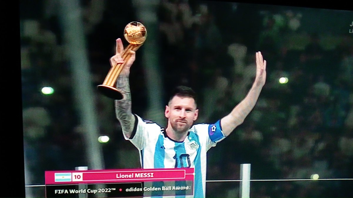 TheThoughtsCat1's tweet photo. End of an era!
Can't believe this day actually came. I'm so glad I got to watch his last match, what a legendary 120 mins it was! Had us on the edge of the seat throughout. Messi made his last match as intense as his passion &amp; love for this game. All hail! 🙇🇦🇷💙#LionelMessi𓃵 https://t.co/zPfE5z7kQ7