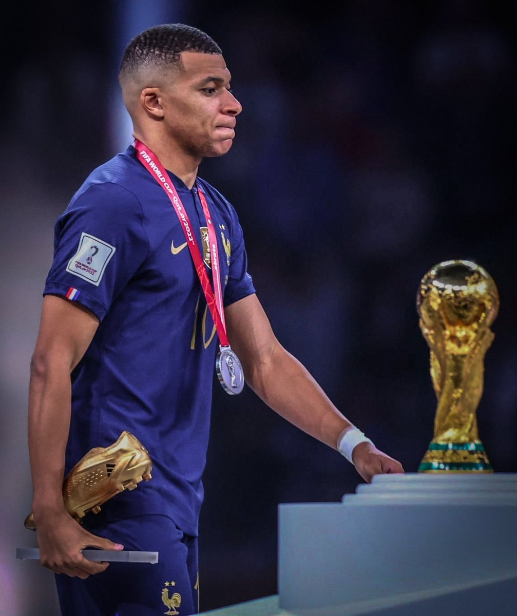 actubleus_'s tweet photo. 🇫🇷 Kylian Mbappé a gagné sa première Coupe du monde à 19 ans. 👶👑

Lionel Messi a dû attendre ses 35 ans. https://t.co/PTgVQ30oRY
