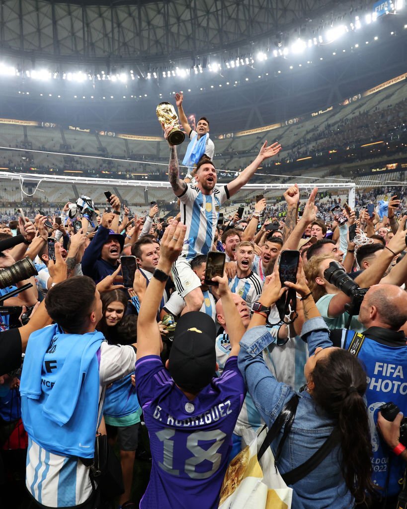 _FaridKhan's tweet photo. Lionel Messi on top of the world. What a picture 🇦🇷❤️ #FIFAWorldCup https://t.co/EITL4iape8