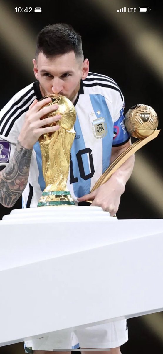 إنتهت المقارنه الأفضل فالتاريخ هو الماضي و الحاضر و المستقبل🇦🇷🐐💙#GOAT𓃵