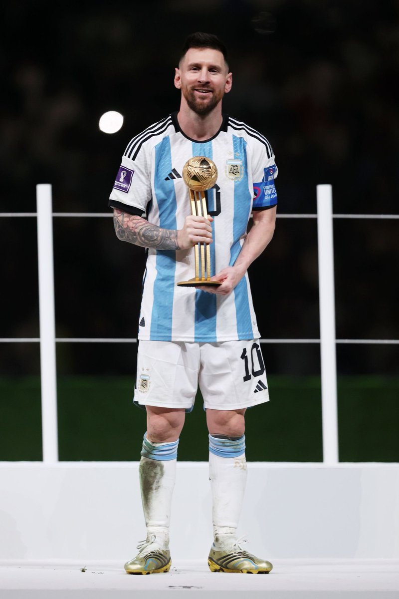الراجل ده بالنسبة ليا مش لاعب كرة قدم يمتعك ويشدك لا دا صديق عمر من 18 سنة فتى ذهبي ونجم فريق وقائد فريق ومشروعه الاعظم لاعب بيعمل كل حاجه ف الكوره بسهولة وبراعة . كان ومازال ملهم لحياتى تعثرات كتير تتخللها بعض الانتصارات الصغيره لحين المفاجأة الكبرى
