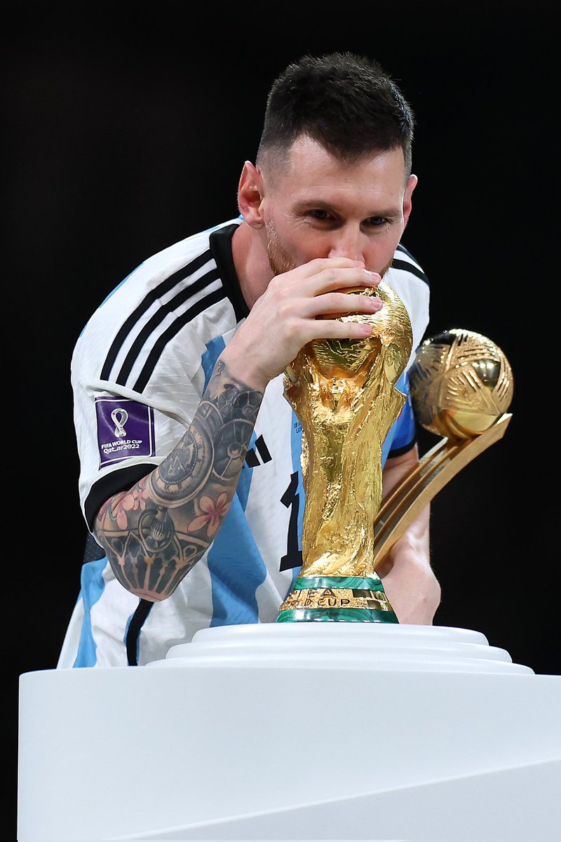 Messi ganandose lo que se merece. ARGENTINA CAMPEÓN!! 
VAMOS ARGENTINA CARAJO 🩵🩵🩵