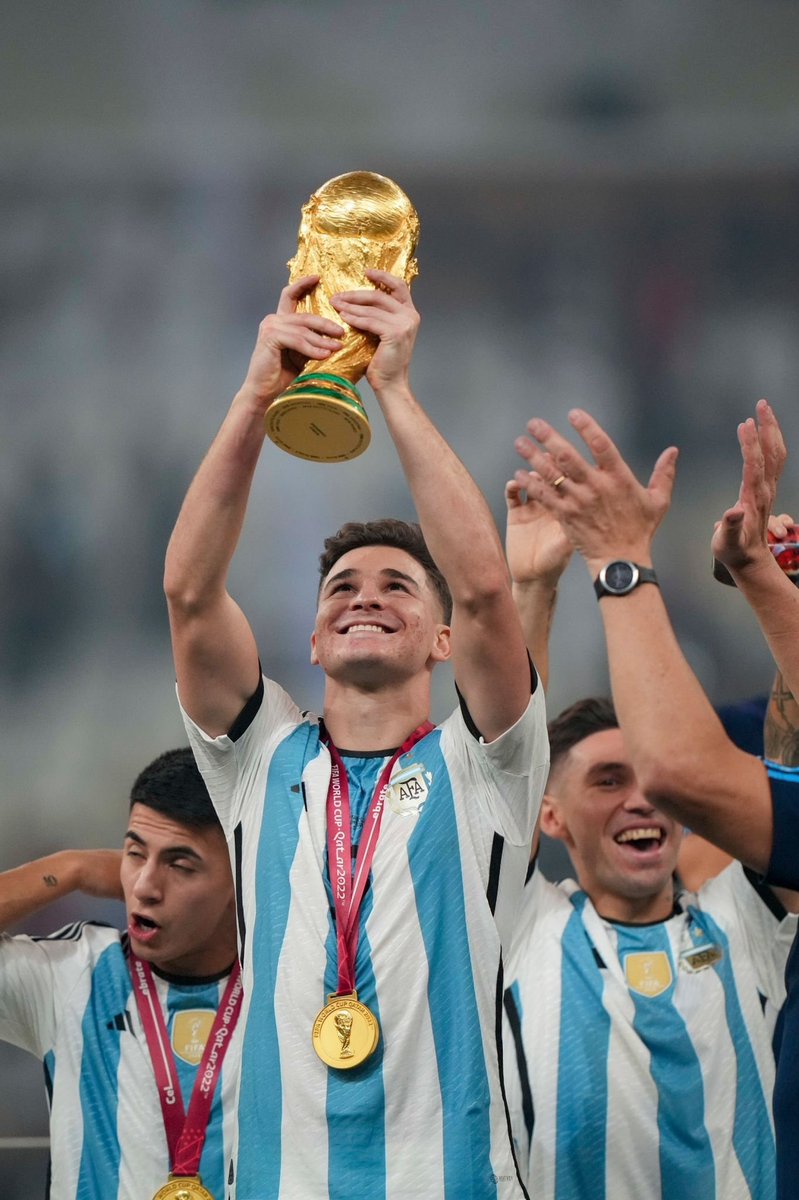 Campeones del Mundo! 🇦🇷 <a href="/afa/">AFA</a> <a href="/Argentina/">🇦🇷 Selección Argentina ⭐⭐⭐</a> <a href="/ClariseCecile/">CeCe A. 💜💚🧡</a> <a href="/StarkDSC/">tony</a> @Tomiconcina1 <a href="/RiverPlate/">River Plate</a>
#Argentina #FIFAWorldCup #Messi𓃵 #WorldCupFinal #ArgentinaCampeon