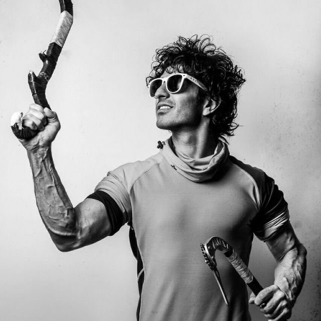 «تو کمپ سنگنوردی عقرب دیدیم. حسام نگذاشت بکشیمش گفت ما اومدیم محل زندگی اینا به همین راحتی بکشیمش؟…می‌گفت از بس تو کوه بودم یادم رفته چطور سوار ماشین شم!

حسام جز طبیعت چیز دیگری بلد نیست. چطور ممکنه چنین تهمتی بهش بزنند؟»

-حرف‌های یکی از شاگردان #حسام_موسوی، ورزشکار بازداشتی