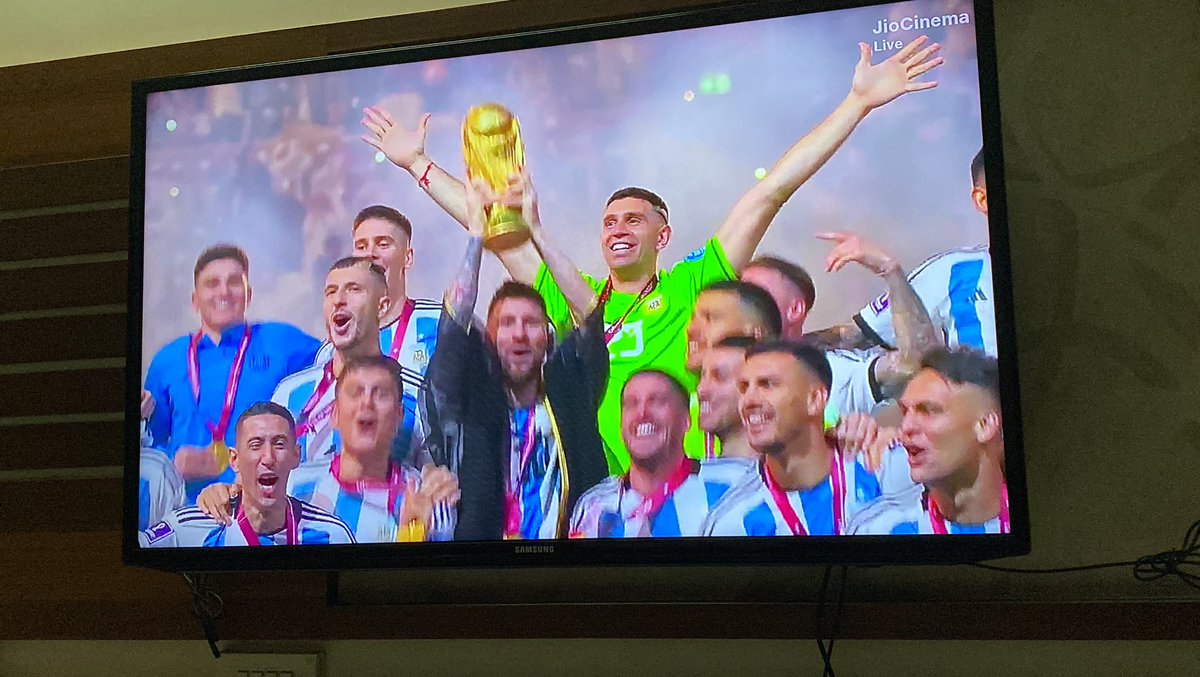 escapism_31's tweet photo. What a way to End this World cup , Can't get any better than this.
Heart-stopping FINAL 🔥
LEO MESSI and his MAGIC.
Goat debate was never there !!!
8th Ballon d'or loading 😉😉😉
#FIFAWorldCup2022 #Messi𓃵 https://t.co/vpV0ANm2mC