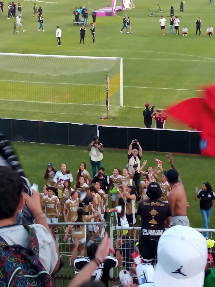 shikopatto's tweet photo. Hablemos d campeones #ColoColoFemenino #Albitas https://t.co/3cDrjtzBJb