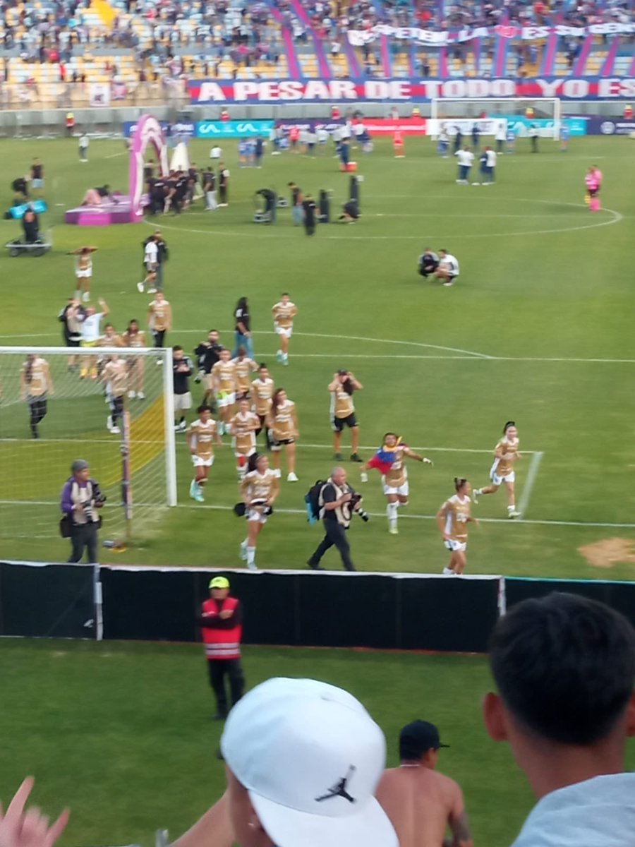 shikopatto's tweet photo. Hablemos d campeones #ColoColoFemenino #Albitas https://t.co/3cDrjtzBJb
