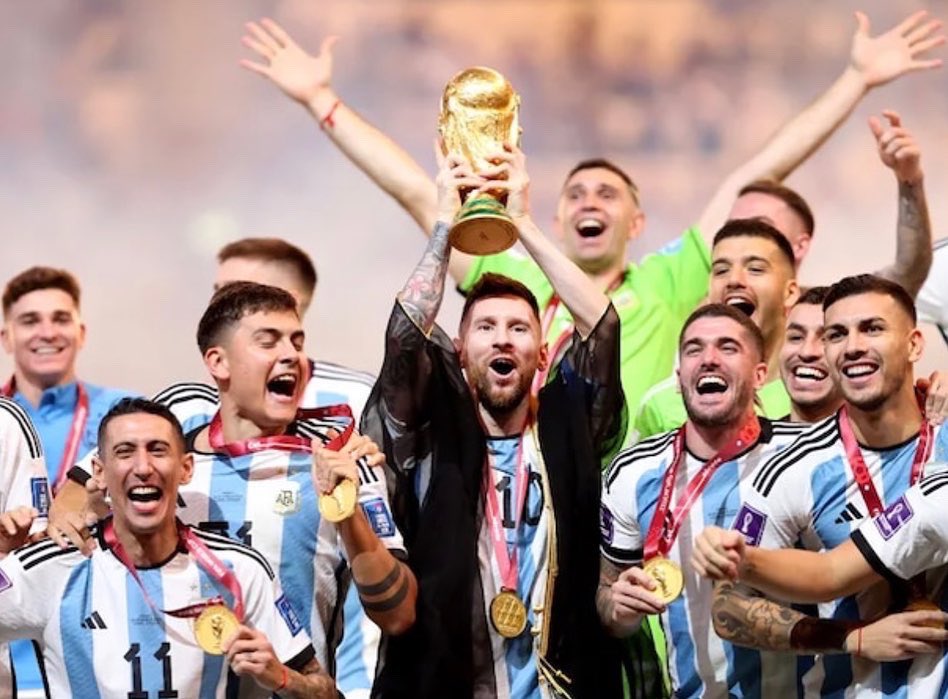 MaxiSchlez's tweet photo. 🇦🇷🇦🇷🇦🇷¡¡Somos campeones Mundial!! ⭐️⭐️⭐️ #ArgentinaVsFrance #Qatar2022 #Messi #FIFAWorldCupFinal #FIFAWorldCupFinal https://t.co/2y7SSewrct