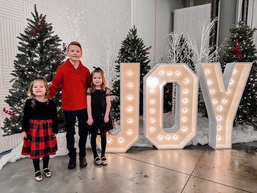 Only 7 more days to capture your perfect moment with Santa before he heads back to the North Pole 🎅 Visit our website to book your time slot. #DFCHoliday